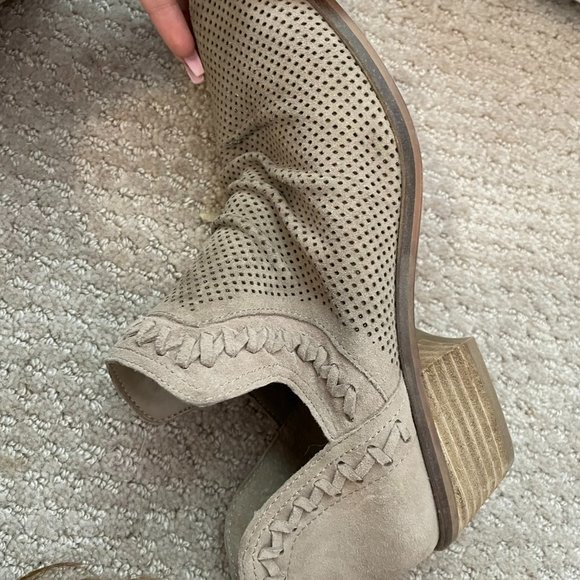 Vince Camuto Perforated Ankle Booties Size 9 US womens genuine leather heel - Picture 6 of 7